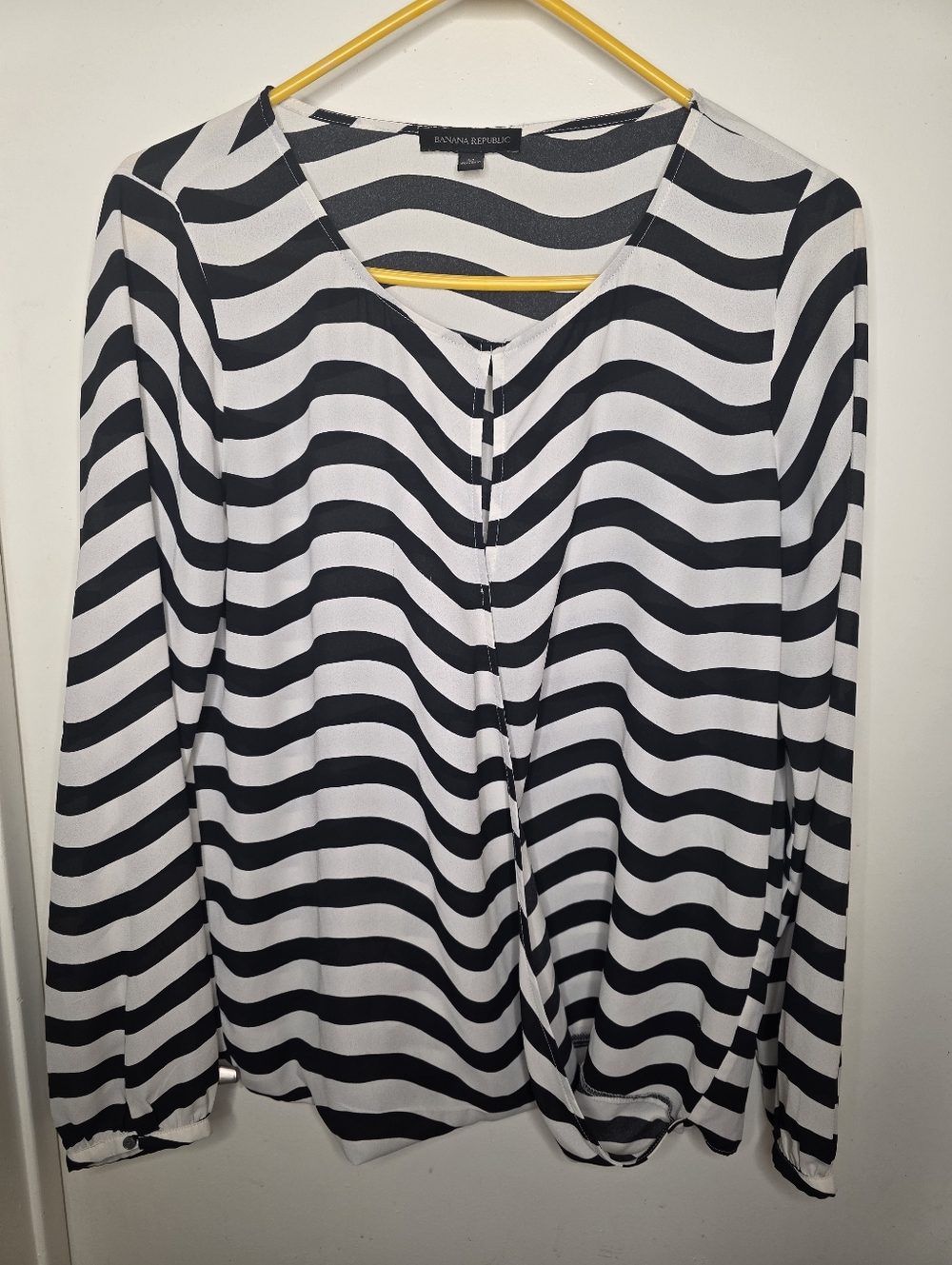 Banana Republic Black and White Striped Long-Sleeve V-Neck Top Size Medium‎